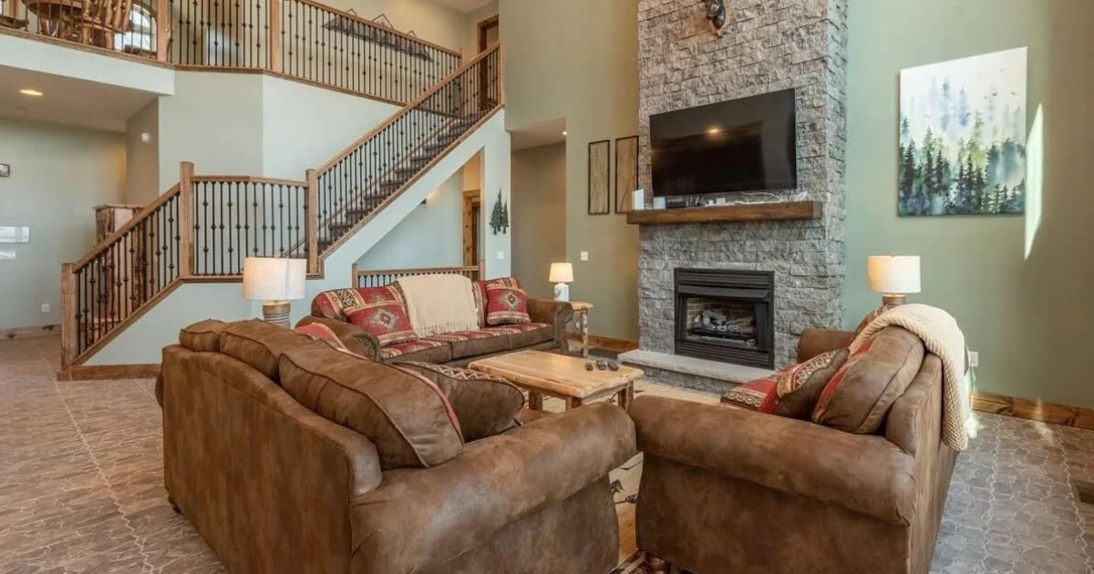 Spacious family vacation rental living room overlooking Deep Creek Lake